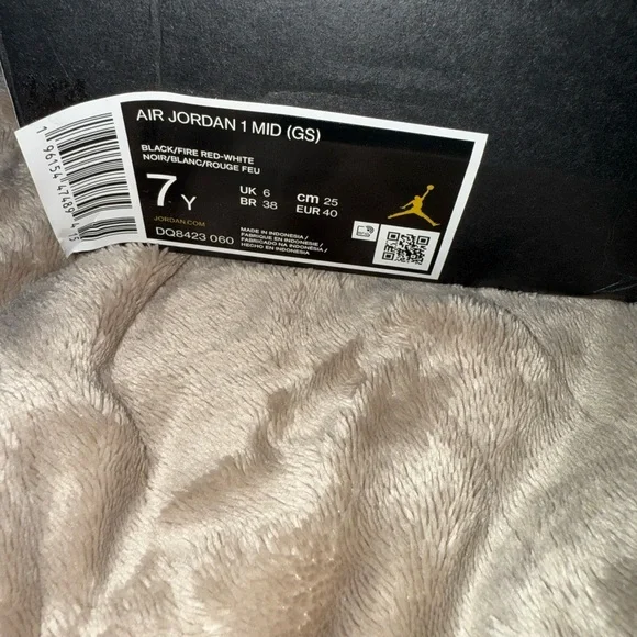 AIR JORDAN 1 MID size 7 youth worn once - Picture 8 of 10